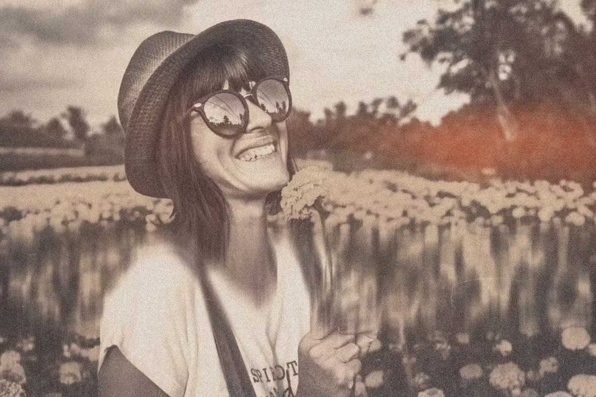 16 Old School Photoshop Templates Bundle - Photoboto